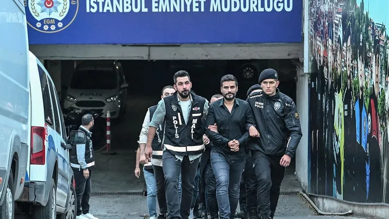 Dilan Polat ve Engin Polat hakim karşısına çıktı: Gözyaşlarını tutamadı | Banu Parlak'tan tükürüklü saldırı sonrası ilk açıklama! "Ağızlarında biriktirmişler..."-7