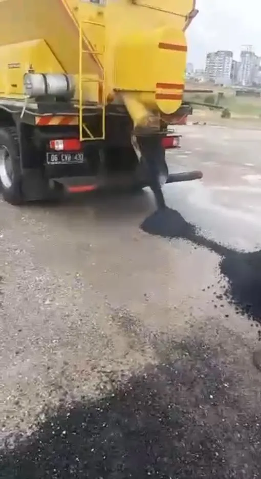 87-milyon-liralik-fiyasko-hala-tartisilirken-chpli-mansur-yavasin-abbsinde-bir-skandal-daha-saganak-yagmurda-a-1654788250196.jpeg 87 milyon liralık fiyasko hala tartışılırken CHP'li Mansur Yavaş'ın ABB'sinde bir skandal daha: Sağanak yağmurda asfalt attılar-2