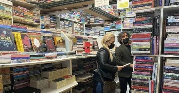 Sokağa atılan 100 bin kitabı toplayıp dükkan açtı! Kapıcının 46 yıllık azmi