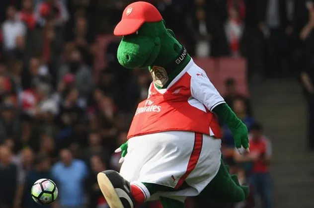 Premier Lig ekiplerinden Arsenal'ın 27 yıllık maskotu Gunnersaurus geri döndü