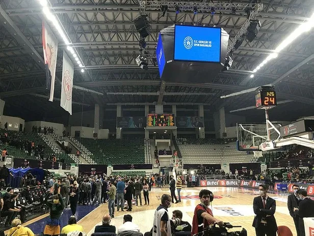 fenerbahce-beko-galatasaray-nef-derbisinde-olay-hakem-maca-ara-verdi-1645206410307.jpeg Fenerbahçe Beko - Galatasaray Nef derbisinde olay! Hakem maça ara verdi-1