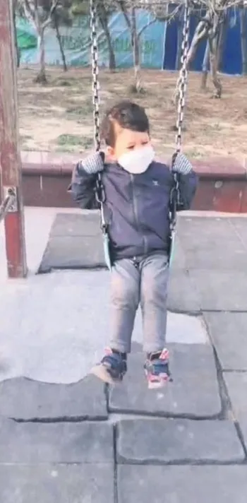 Kovid-19 sevenlerini ayıramadı: Üst geçitte buluşup soluğu nikah salonunda aldılar-6