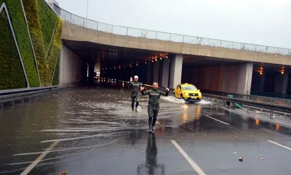Altgeçitte mahsur kalan araçları zıpkıncılar kurtardı-3