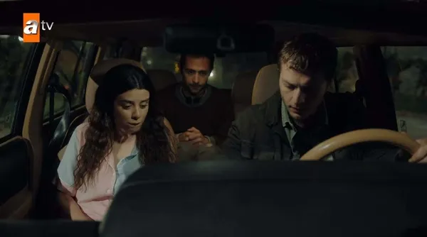 ates-kuslari-19-bolume-damga-vuran-sahne-barbar-gulayseyi-kacirdi-1686343000332.jpg Ateş Kuşları 19. bölüme damga vuran sahne: Barbar, Gülayşe’yi kaçırdı!-7