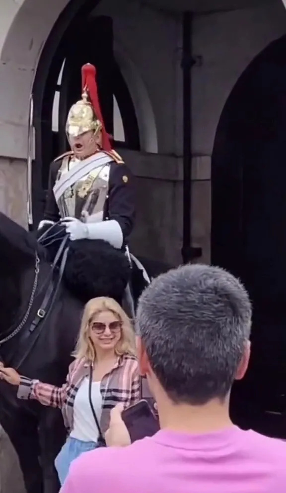 kadin-hayatinin-sokunu-yasadi-kralicenin-atina-dokunda-fircayi-yedi-1658851256972.jpeg Kadın hayatının şokunu yaşadı! Kraliçe'nin atına dokundu fırçayı yedi-4