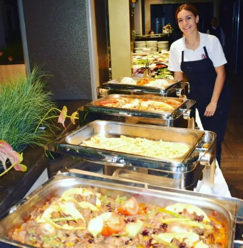 Masterchef Ece Aysal hikayesiyle izleyiciyi kahretti! Somer Sivrioğlu gözyaşlarını tutamadı! Disleksi hasta olan Ece Aysal kimdir?-8