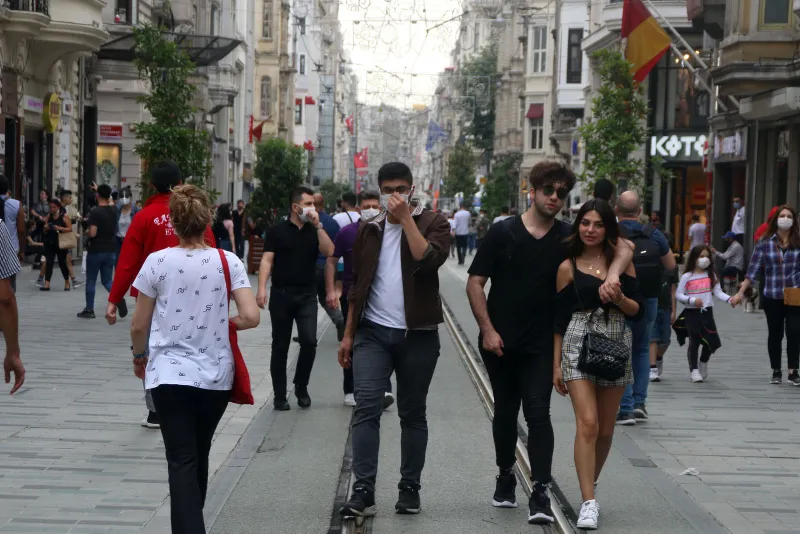 Taksim'de koronavirüs tedbirlerine uyulmadı! Artan vakalara rağmen maskeler ellerde - 4