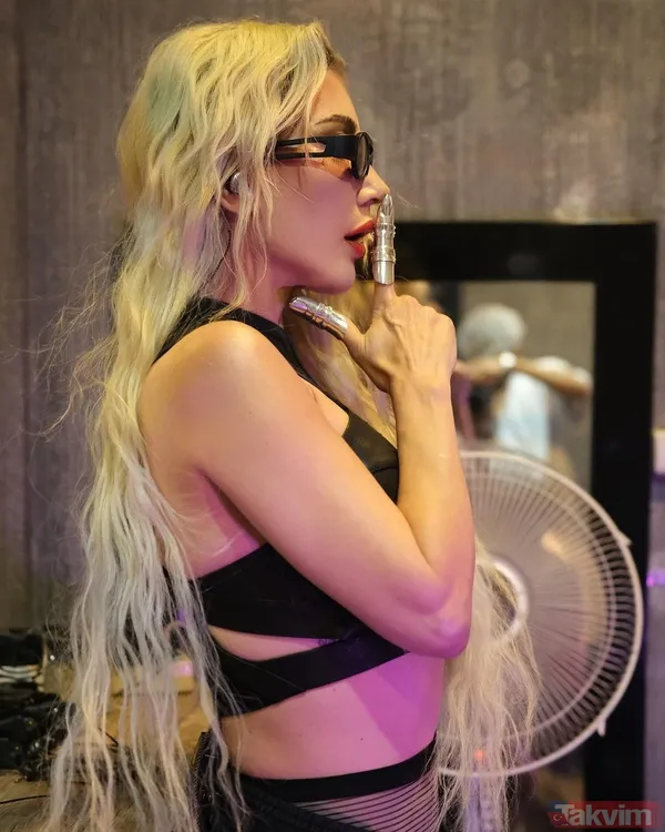 Hande Yener'in deri detaylı ilginç tarzı sosyal medyayı ikiye böldü! Demet Akalın kayıtsız kalmadı! “Niye giydin ki hiç gerek yokmuş” - 10