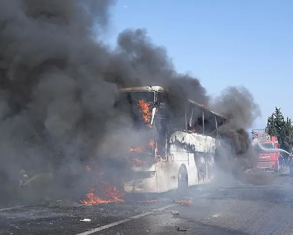 Anzakları taşıyan yolcu otobüsü yandı