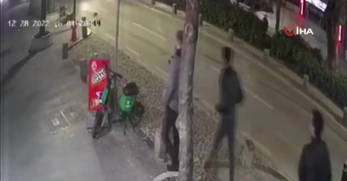 Savrulan motosiklet 30 metre sürüklendi! Korkunç kaza kamerada: 2 kişi ağır yaralandı