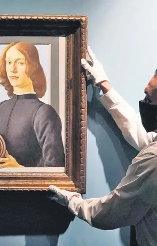 Botticelli'nin Madalyon Tutan Genç Adam tablosu 92 milyon dolara satıldı