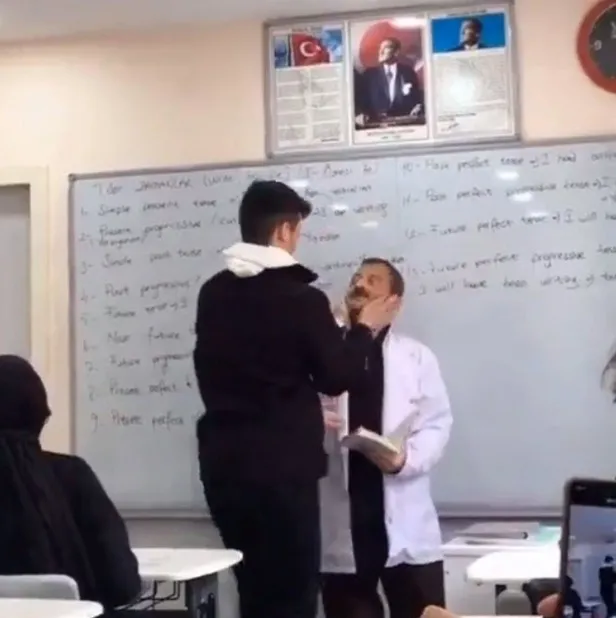 goruntuler-tepki-cekmisti-ogretmene-saygisiz-davranisa-sorusturma-1648064658939.jpeg Görüntüler tepki çekmişti! Öğretmene 'saygısız' davranışa soruşturma-2