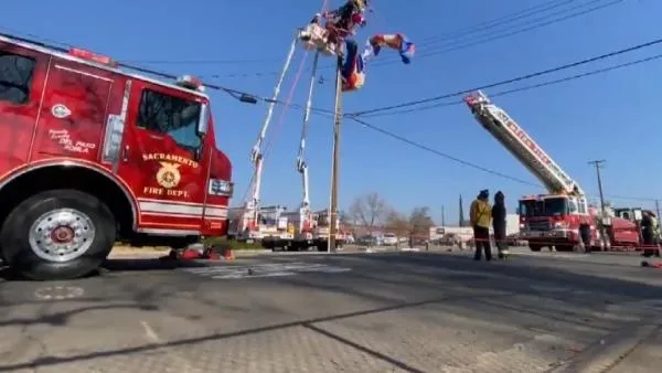 ABD’de şaşkınlık yaratan olay: Noel Baba'nın paraşütü elektrik tellerine dolaştı! Kurtarma anları kamerada-2