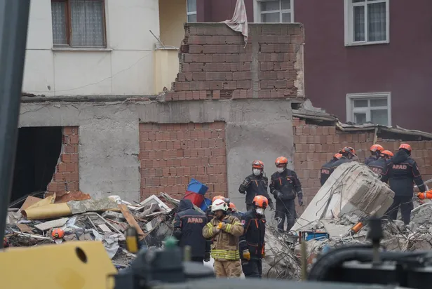 Kartal'daki enkazdan duygulandıran kare! Türk bayrağını temizleyip cebine koydu-2