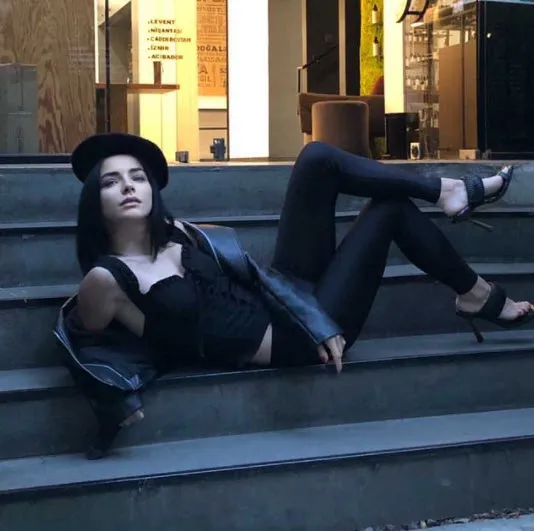 'Tehlike' Merve yarısı olmayan elbisesiyle tezgahta sere serpe! Seksi göbek dansından sonra Merve Boluğur şimdi de...-3