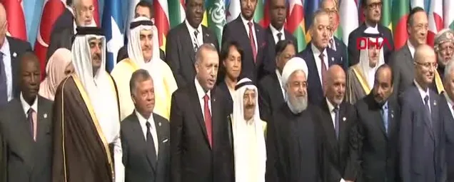 İslam Zirvesi Konferansı Olağanüstü Toplantısında aile fotoğrafı