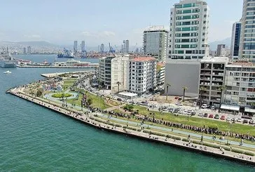 İzmir’de TCG Anadolu’ya 3’üncü de gününde büyük ilgi! Kilometrelerce kuyruk oluştu