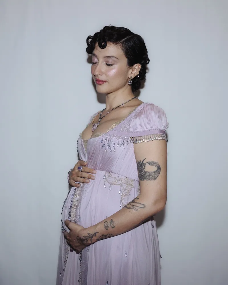 minik-diva-bebe-yolda-melike-sahin-konserde-hamile-oldugunu-acikladi-1777406889079.jpeg Minik diva bebe yolda: Melike Şahin konserde hamile olduğunu açıkladı-11