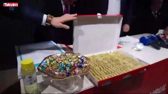 CHP'li Gürsel Tekin'den "baklava kutusu" göndermesi