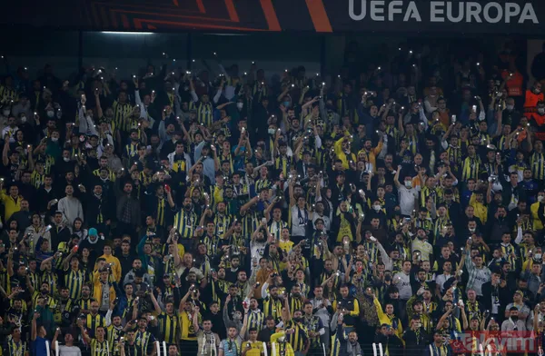 Kadıköy'de Fenerbahçe'ye tepki gecesi! Tribünlerden yuhalamalar yükseldi: Mesut Özil ve Altay Bayındır... - 14