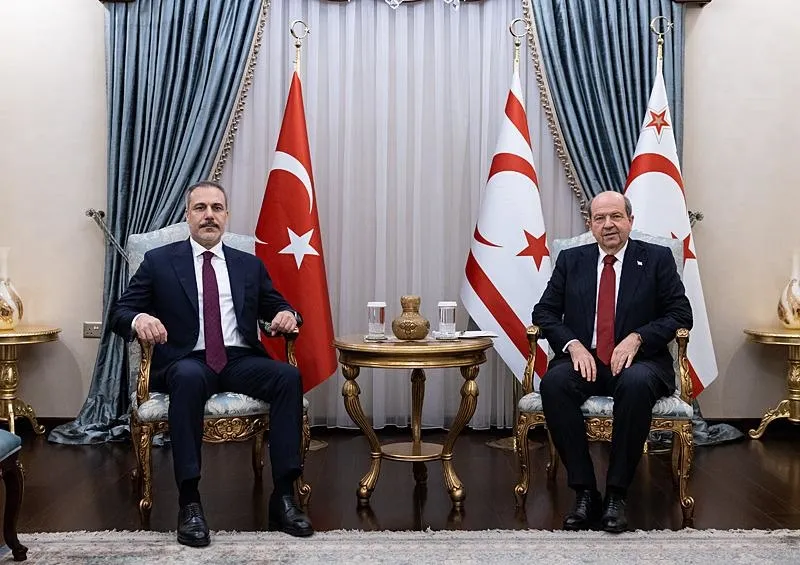 Dışişleri Bakanı Hakan Fidan, KKTC'nin başkenti Lefkoşa'da KKTC Cumhurbaşkanı Ersin Tatar ile görüştü. (AA)
