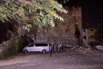 Beyoğlu'nda metruk binada çökme meydana geldi