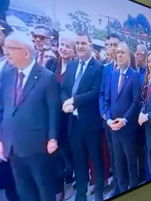 chpli-tekirdag-il-baskani-volkan-nallardan-skandal-19-mayis-toreninde-gazetecilere-el-hareketi-cekti-1684576857996.jpeg CHP'li Tekirdağ İl Başkanı Volkan Nallar'dan skandal! 19 Mayıs töreninde gazetecilere el hareketi çekti-5