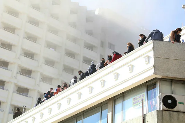 Antalya'da büyük panik! Çatıya çıkıp dakikalarca yardım beklediler