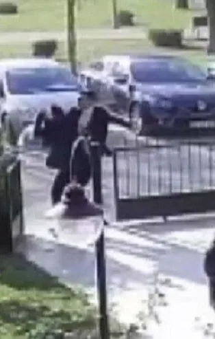 İzmir'de apartman kavgasında akılalmaz sözler: Azgın kızınla uğraş | Her saniyesi görüntülendi