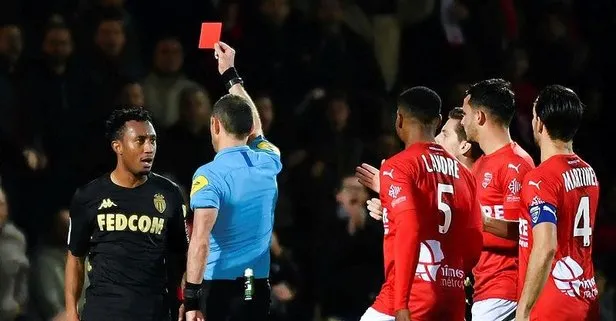 Hakemi iten futbolcuya şok ceza! Men edildi