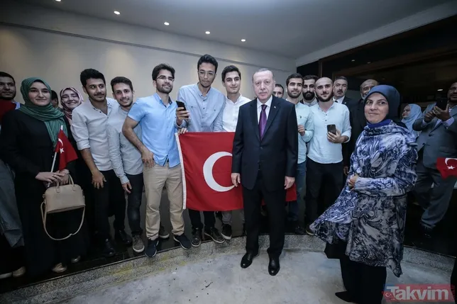Başkan Erdoğan'a Malezya’da coşkulu karşılama: Seninleyiz Reis
