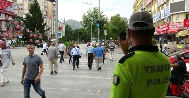 Yayalar için ‘kırmızı’ alarm! Kamerayla kayıt altına alarak tek tek ceza yazdılar