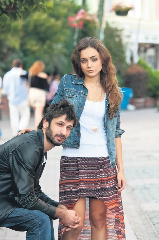 unlu-oyuncu-damla-sonmez-uc-yildir-nisanli-oldugu-ushan-cakirdan-ayrildi-1607898107918.jpeg Ünlü oyuncu Damla Sönmez üç yıldır nişanlı olduğu Ushan Çakır’dan ayrıldı!-1