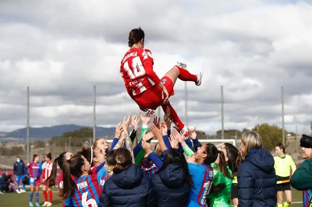 Barcelona - Atletico Madrid kadın futbolu maçında alkışlanacak hareket