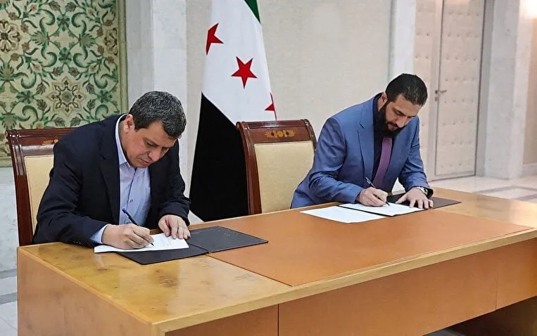 imralidan-ypgye-giden-son-mesaj-ocalandan-ferhat-abdi-sahine-samla-gorusmelerini-hizlandir-cagrisi-1750160105334.jpeg YPG ve Şam arasında imzalanan 8 maddelik mutabakattan bir kare (Takvim.com.tr)