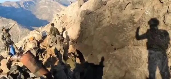 koseye-sikisan-pkk-dagiliyor-teroristlerin-magaradan-cikarak-teslim-olduklari-anlar-goruntulendi-1668237994828.jpg