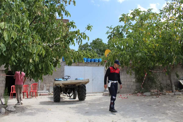 kizini-mesajla-taciz-ettigini-one-surdugu-genci-tabancayla-vurup-bogazini-bicakla-keserek-oldurdu-1662380623481.jpg Kızını mesajla taciz ettiğini öne sürdüğü genci tabancayla vurup boğazını bıçakla keserek öldürdü-5