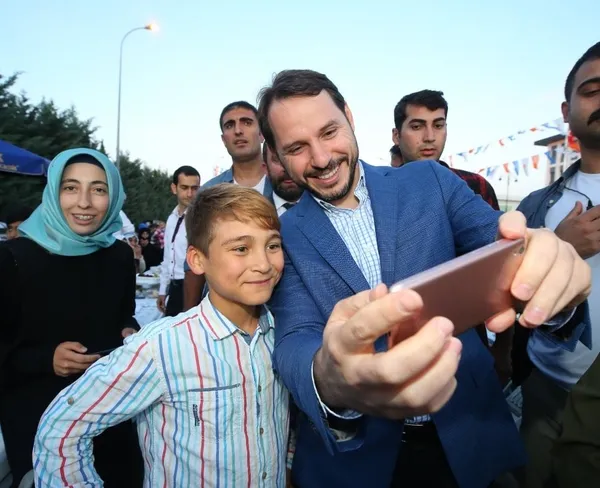 Bakan Albayrak Sancaktepe'de ilk kez oy kullanacak gençlerle bir araya geldi-1