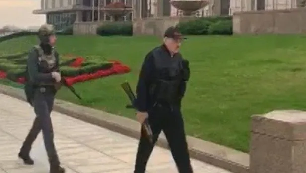 minskte-gerginlik-cumhurbaskani-lukasenko-konutuna-elinde-tufekle-geldi-1598212639105.jpeg Belarus'un başkenti Minsk'te tansiyon had safhada: Devlet Başkanı Lukaşenko, konutuna elinde tüfekle geldi-4