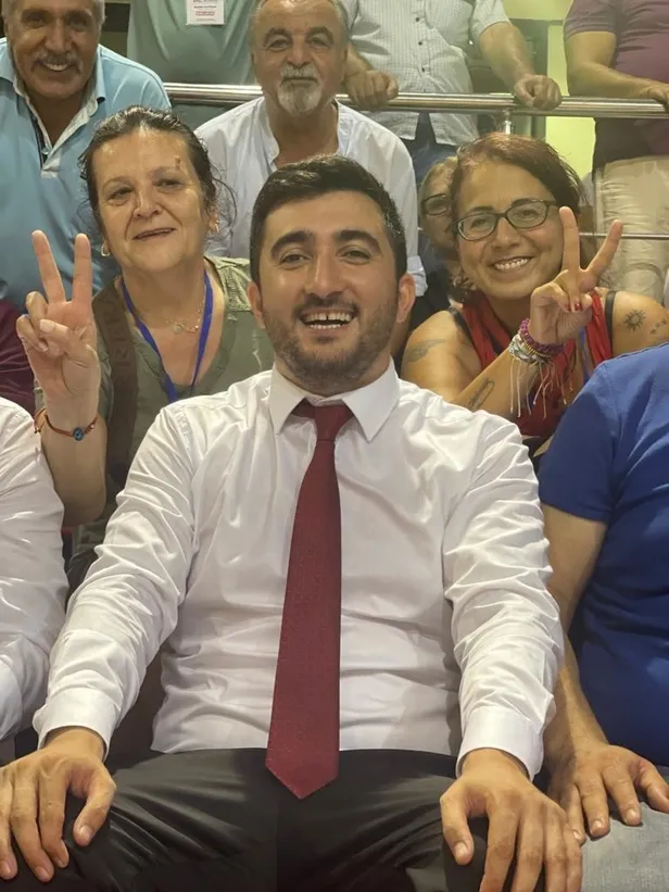 teror-orgutu-pkk-destekcisi-kenan-otlu-chp-maltepe-ilce-baskani-oldu-hendek-cagrisi-akillarda-1692603815805.jpeg Terör örgütü PKK destekçisi Kenan Otlu CHP Maltepe İlçe Başkanı oldu! "Hendek" çağrısı akıllarda!-3