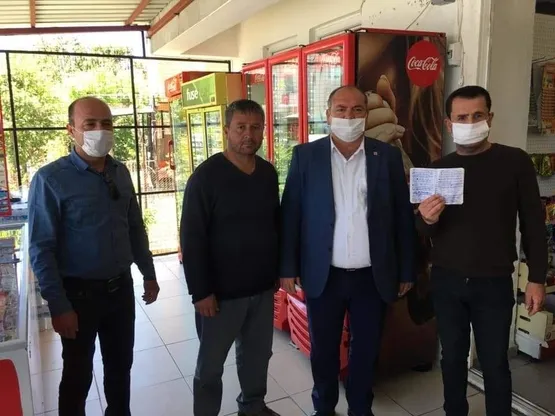 chpnin-hayirsever-reklamcisi-yine-isbasinda-1588191699514.jpeg CHP Fethiye İlçe Başkanı Mehmet Demir vatandaşın borcunu reklam malzemesi yaptı!-2