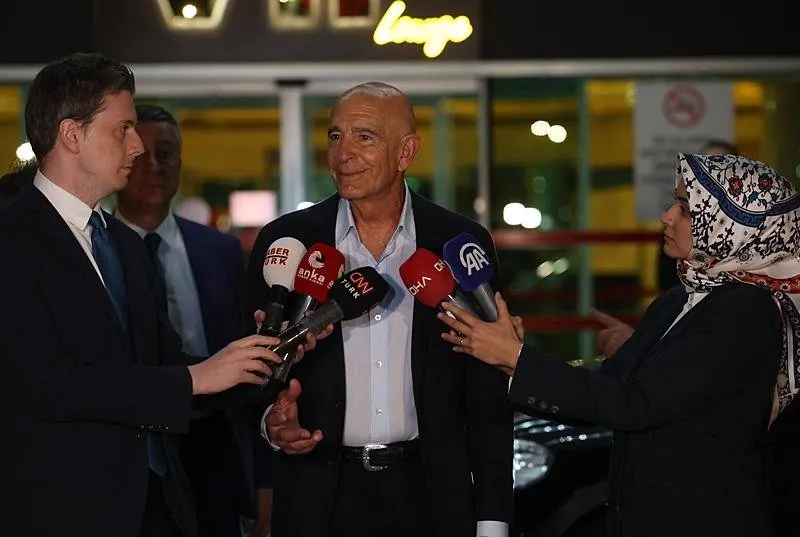 ABD'nin yeni Ankara Büyükelçisi olarak atanan Thomas Barrack, Ankara Esenboğa Havalimanı'na indi. Barrack, havalimanı çıkışında basın mensuplarına açıklama yaptı. (AA)