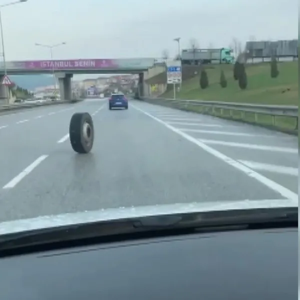 otoyolda-sasirtan-goruntu-basibos-tekerlek-metrelerce-ilerledi-1616056129870.jpg