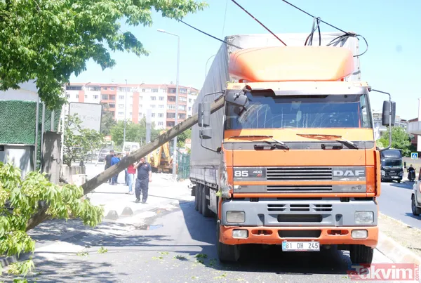 Sancaktepe'de TIR elektrik tellerine takıldı! Direkler devrildi - 1