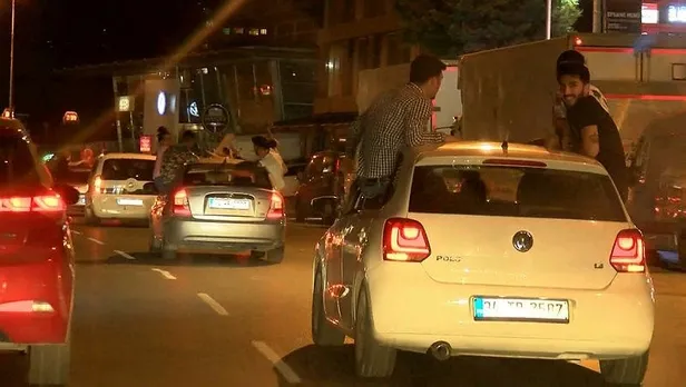 beyoglunda-tehlikeli-asker-ugurlamasi-sosyal-mesafeyi-hice-saydilar-1591747496405.jpeg Beyoğlu'nda tehlikeli asker uğurlaması! Sosyal mesafeyi hiçe saydılar-2