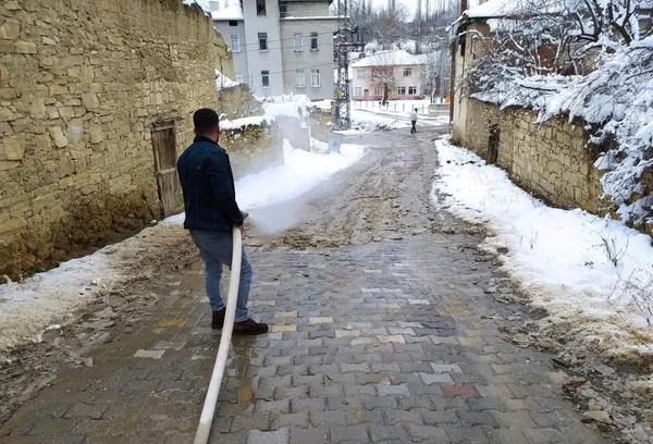 ne-tuz-ne-solusyon-kutahyada-koyluler-buz-tutan-yollari-51-derece-sicakliktaki-sifali-kaplica-suyuyla-aciyor-1643108310032.jpg