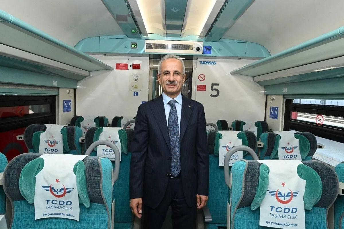 ceyrek-asirda-3-bin-kmlik-yeni-hat-bakan-uraloglu-duyurdu-hizli-trende-hedef-2028e-kadar-27-il-1786695968402.jpeg Çeyrek asırda 3 bin km'lik yeni hat! Bakan Uraloğlu duyurdu: Hızlı trende hedef 2028'e kadar 27 il-2