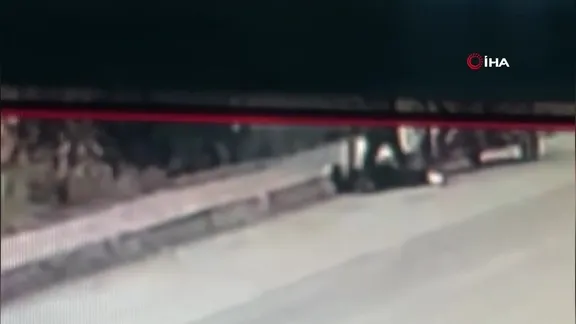 Hatay'da kan donduran olay kamerada! Baba oğlunu yol kenarında bıçaklayarak böyle öldürdü