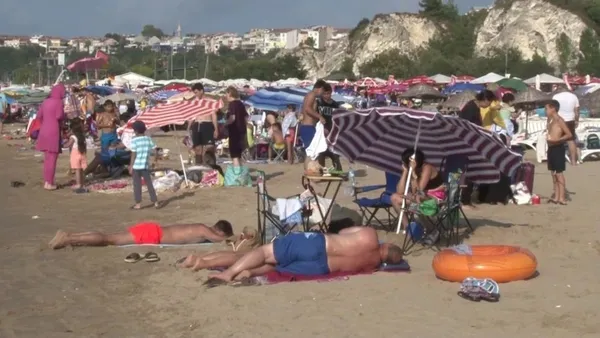 burasi-antalya-degil-istanbul-silede-plajlar-doldu-tasti-1661878446657.jpg Burası Antalya değil İstanbul! Şile'de plajlar doldu taştı-6