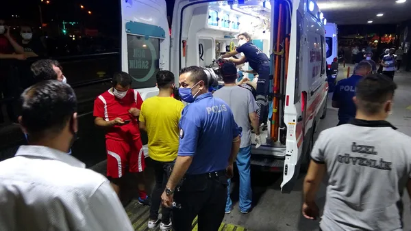 izmirde-hali-sahada-kiz-gibi-top-oynamayin-tartismasi-polis-memuru-tabancayla-bacagindan-vuruldu-1629326030558.jpg İzmir'de halı sahada 'kız gibi top oynamayın' tartışması! Polis memuru tabancayla bacağından vuruldu-5